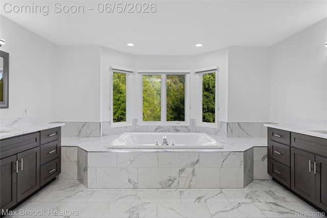 6664 Apple Blossom Trail, West Bloomfield Charter Township, MI 48322
