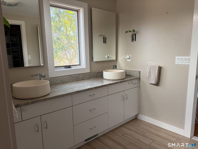 3 Westwood Drive, Waterford, CT 06385