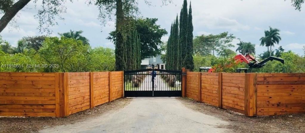 19820 SW 244th St, Homestead, FL 33031