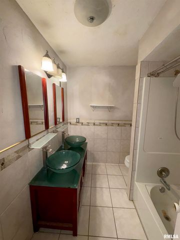 925 S MANUAL Avenue, Peoria, IL 61605