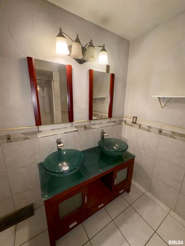 925 S MANUAL Avenue, Peoria, IL 61605