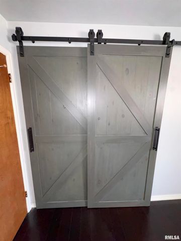 925 S MANUAL Avenue, Peoria, IL 61605