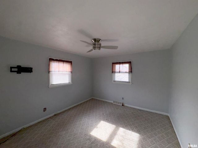 925 S MANUAL Avenue, Peoria, IL 61605