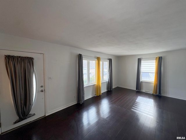 925 S MANUAL Avenue, Peoria, IL 61605