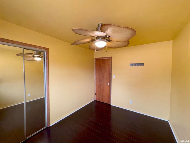 925 S MANUAL Avenue, Peoria, IL 61605