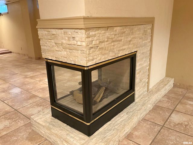 925 S MANUAL Avenue, Peoria, IL 61605