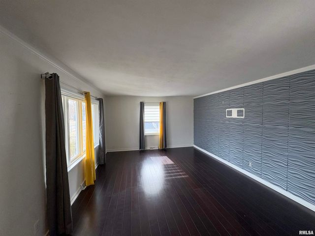 925 S MANUAL Avenue, Peoria, IL 61605