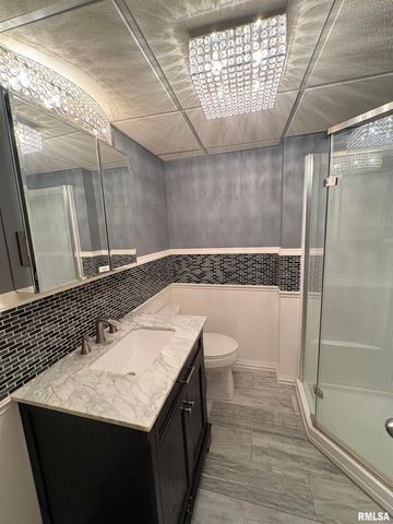 925 S MANUAL Avenue, Peoria, IL 61605