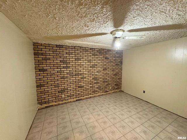 925 S MANUAL Avenue, Peoria, IL 61605