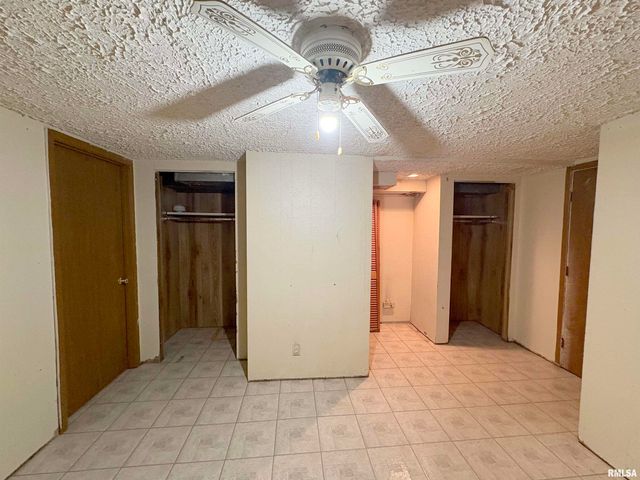 925 S MANUAL Avenue, Peoria, IL 61605