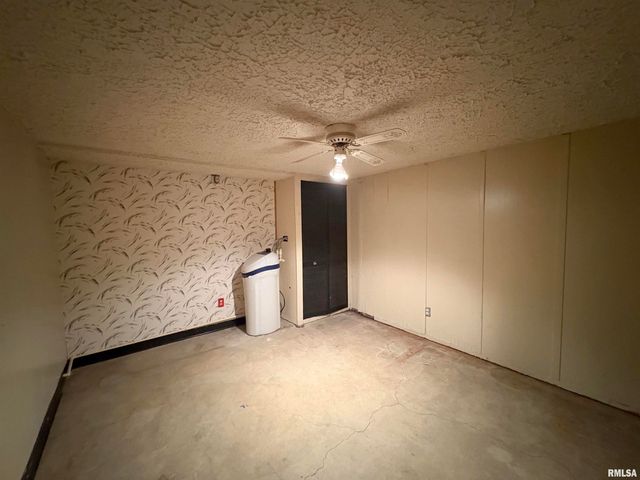 925 S MANUAL Avenue, Peoria, IL 61605