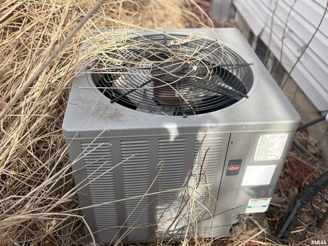 925 S MANUAL Avenue, Peoria, IL 61605