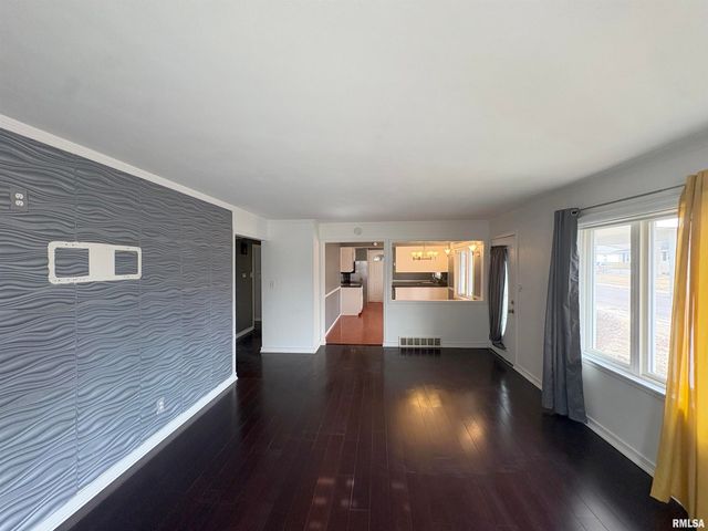 925 S MANUAL Avenue, Peoria, IL 61605