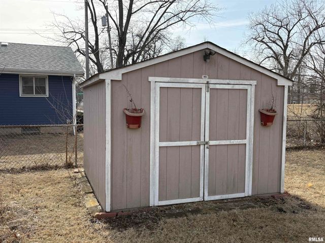 925 S MANUAL Avenue, Peoria, IL 61605