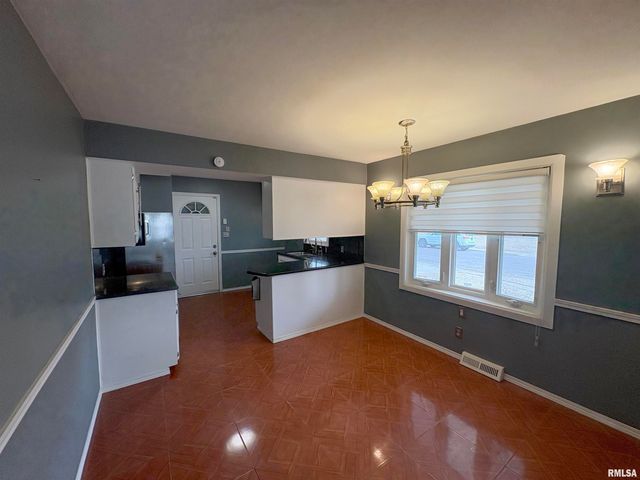 925 S MANUAL Avenue, Peoria, IL 61605