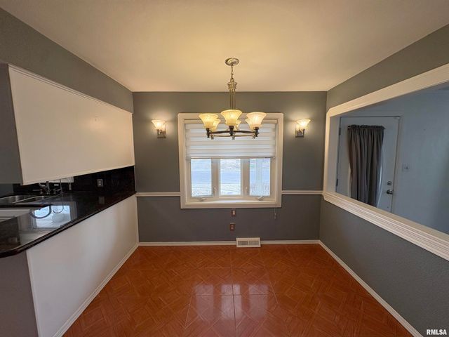 925 S MANUAL Avenue, Peoria, IL 61605