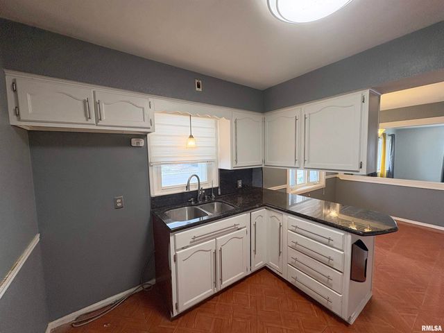 925 S MANUAL Avenue, Peoria, IL 61605