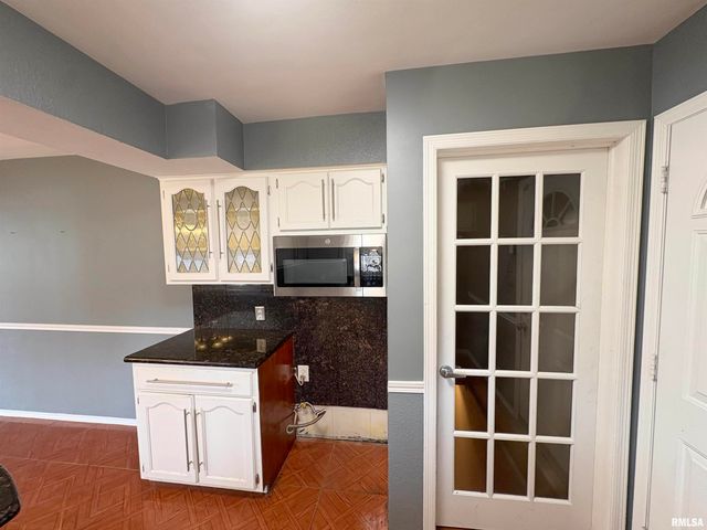 925 S MANUAL Avenue, Peoria, IL 61605