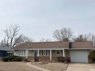 925 S MANUAL Avenue, Peoria, IL 61605