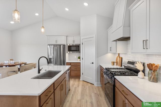 8922 Von Street, Papillion, NE 68046