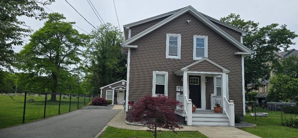 31 First School Street 2, Bristol, RI 02809