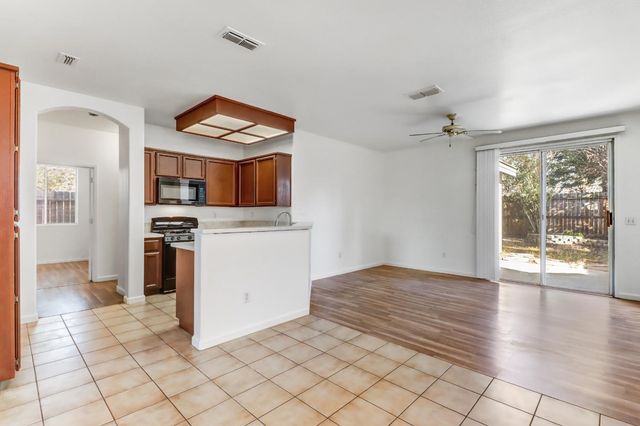 8203 Gardenside Ct, Sacramento, CA 95829