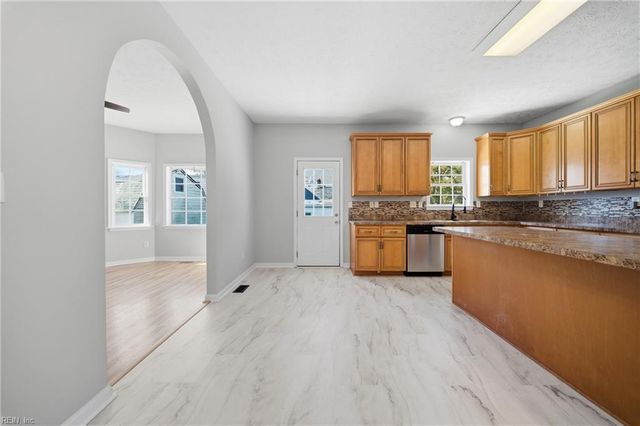 9 Johnson RD, Hampton, VA 23664