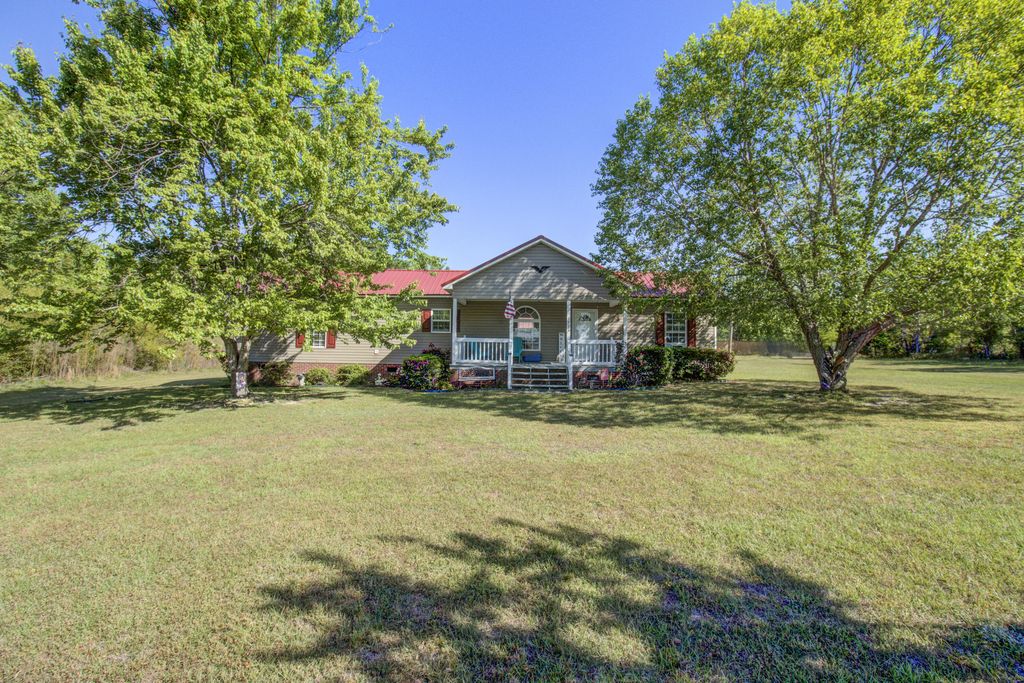 Image 1 of property listing at 1436 Brantley Avenue, Summerton, SC 29148