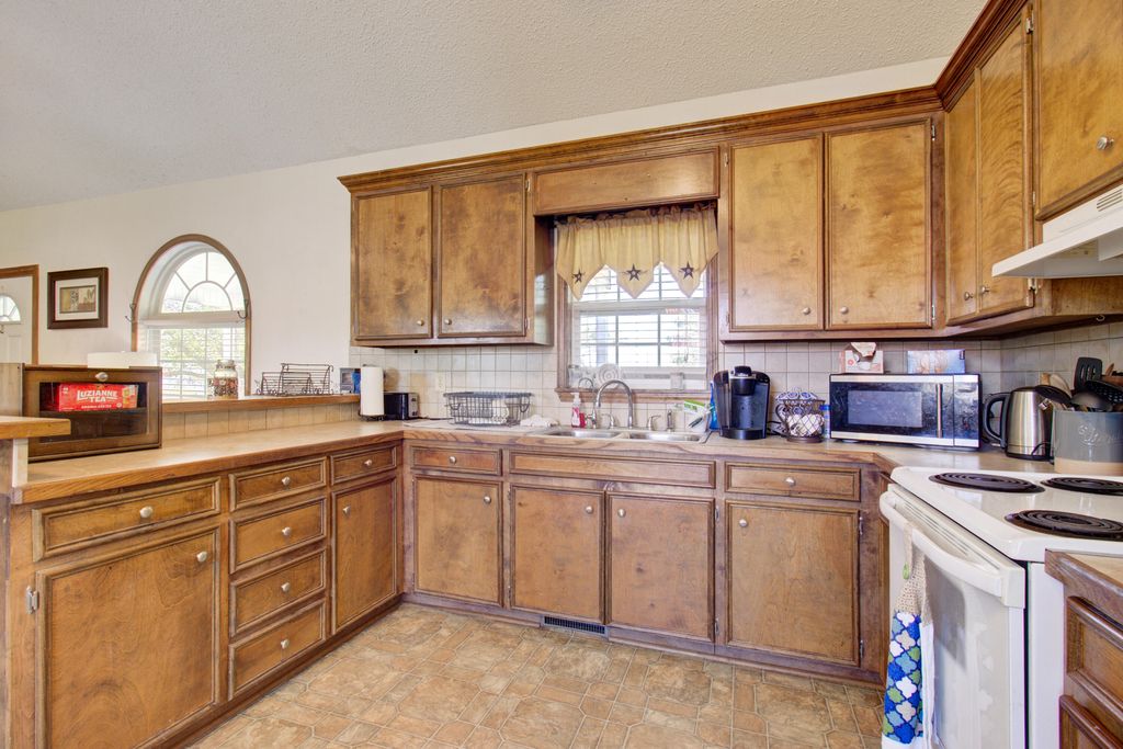 Image 11 of property listing at 1436 Brantley Avenue, Summerton, SC 29148