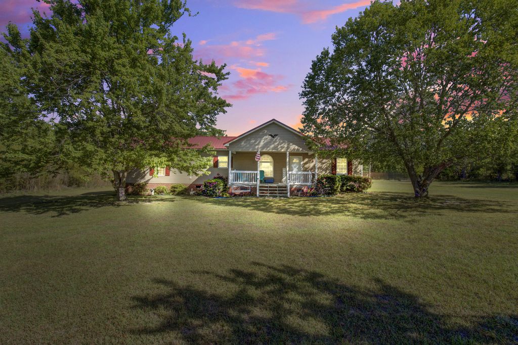 Image 2 of property listing at 1436 Brantley Avenue, Summerton, SC 29148