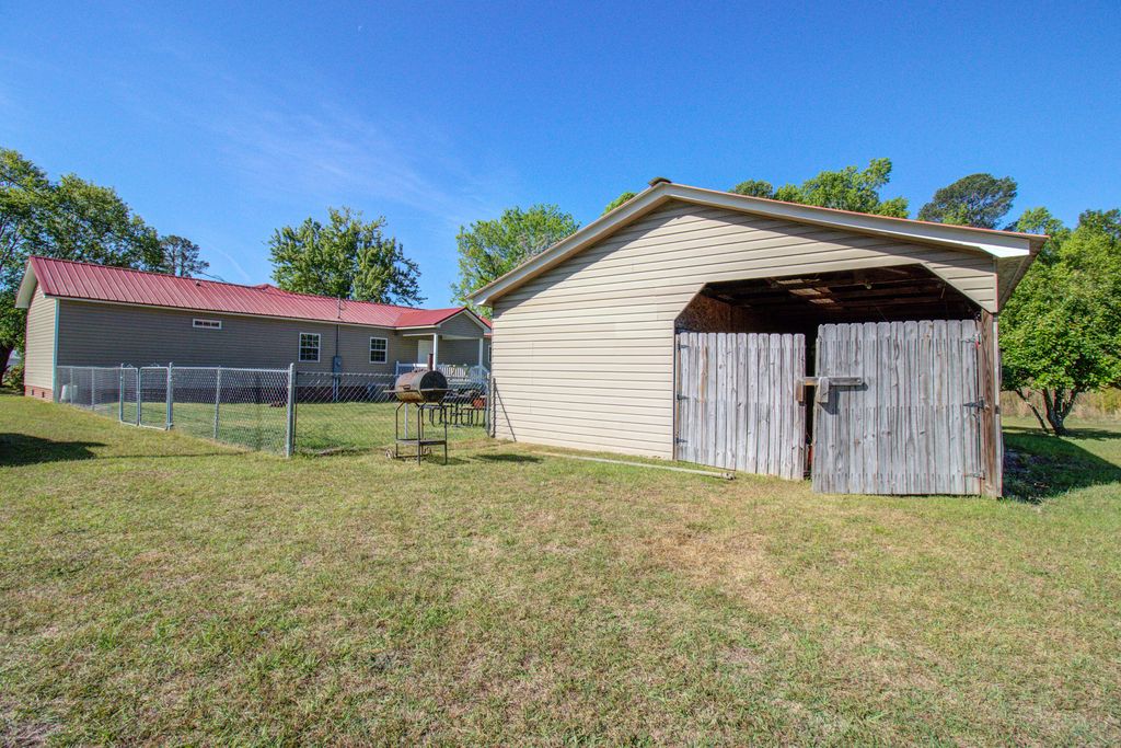 Image 25 of property listing at 1436 Brantley Avenue, Summerton, SC 29148