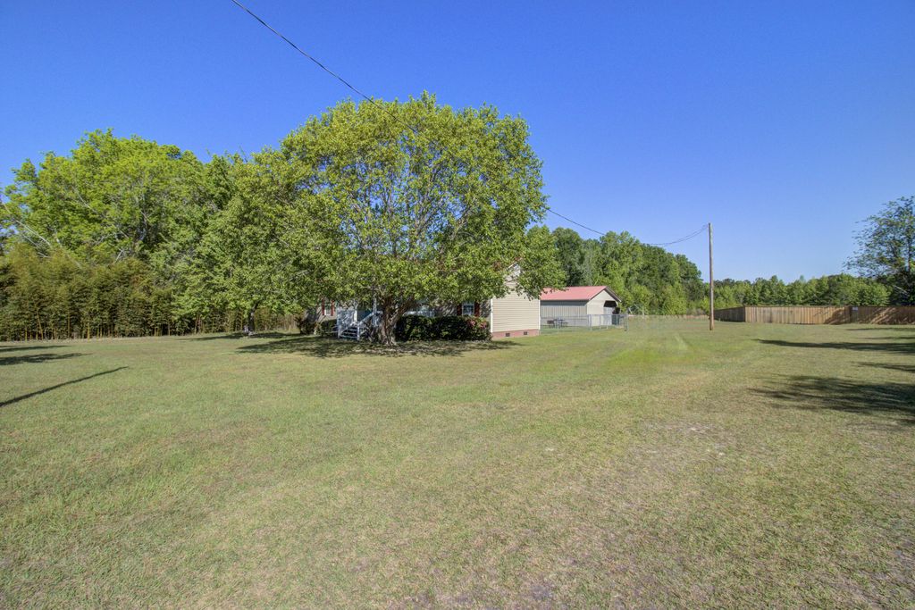 Image 4 of property listing at 1436 Brantley Avenue, Summerton, SC 29148