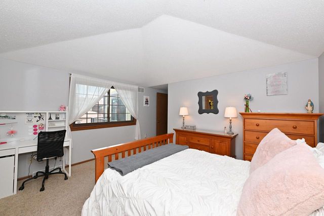 8187 Forest Hills CIRCLE, Franklin, WI 53132