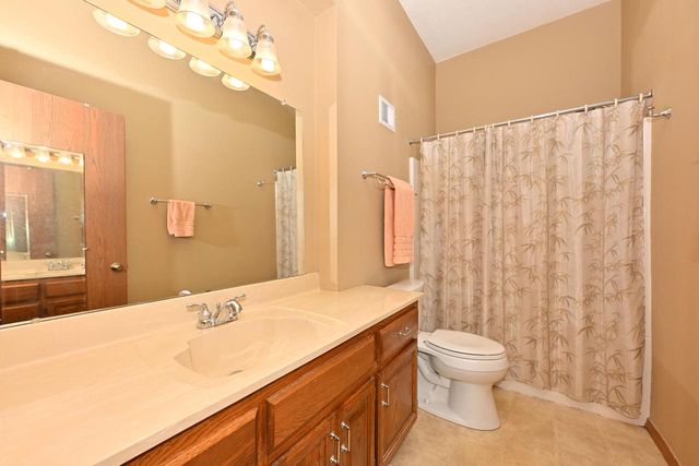 8187 Forest Hills CIRCLE, Franklin, WI 53132