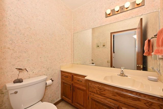 8187 Forest Hills CIRCLE, Franklin, WI 53132