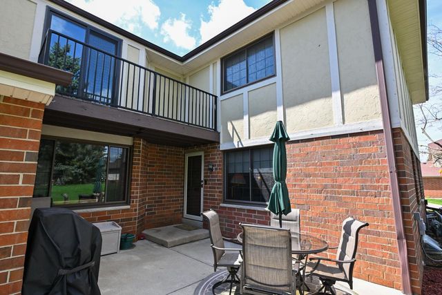 8187 Forest Hills CIRCLE, Franklin, WI 53132