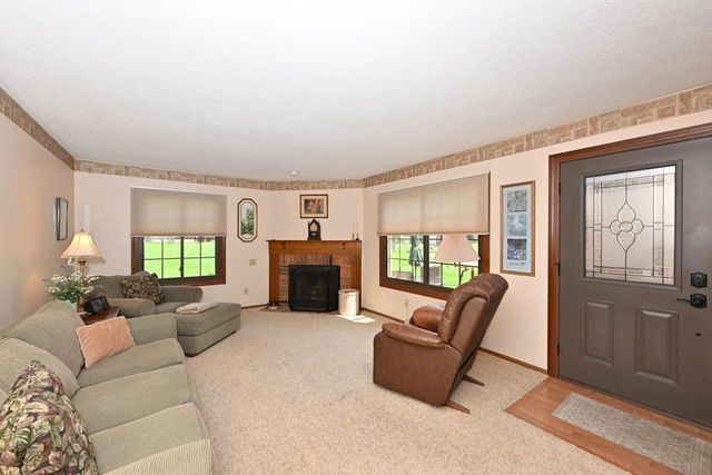 8187 Forest Hills CIRCLE, Franklin, WI 53132