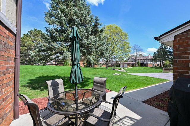8187 Forest Hills CIRCLE, Franklin, WI 53132
