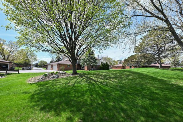 8187 Forest Hills CIRCLE, Franklin, WI 53132