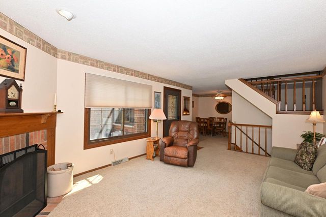 8187 Forest Hills CIRCLE, Franklin, WI 53132