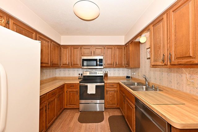 8187 Forest Hills CIRCLE, Franklin, WI 53132