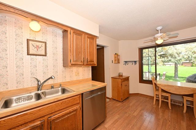 8187 Forest Hills CIRCLE, Franklin, WI 53132