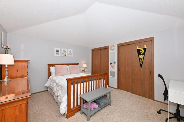 8187 Forest Hills CIRCLE, Franklin, WI 53132