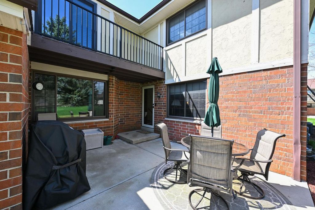 8187 Forest Hills CIRCLE, Franklin, WI 53132