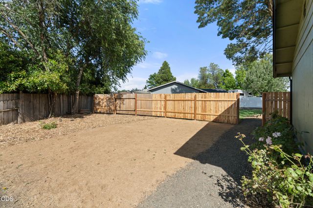2417 Flanders Street, White City, OR 97503
