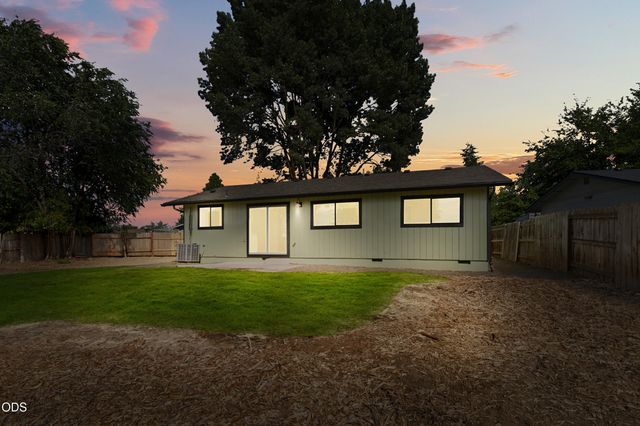 2417 Flanders Street, White City, OR 97503
