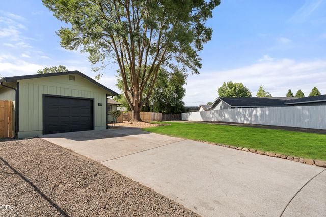 2417 Flanders Street, White City, OR 97503