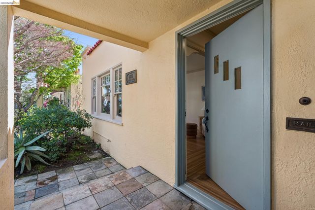 2833 Morgan Avenue, Oakland, CA 94602