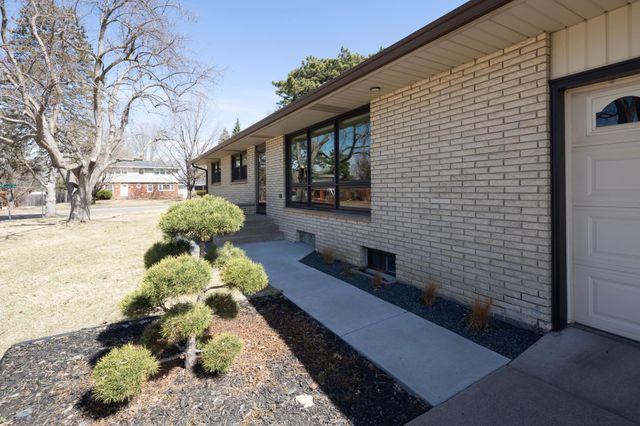 2420 Dunlap Street N, Roseville, MN 55113