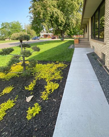 2420 Dunlap Street N, Roseville, MN 55113